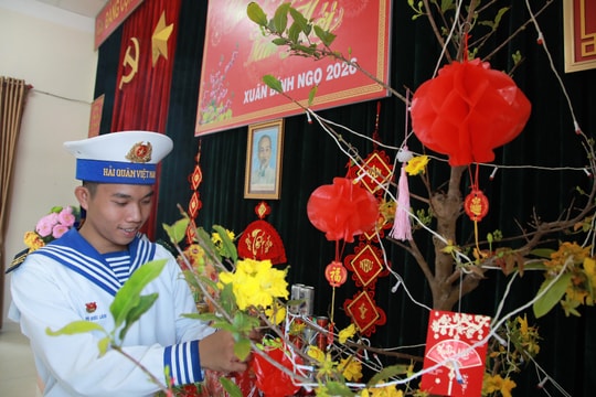 Mang quà xuân ra đảo Hòn Chuối (Cà Mau)