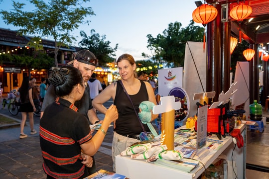 Không lạm dụng ngoại ngữ trong giao tiếp