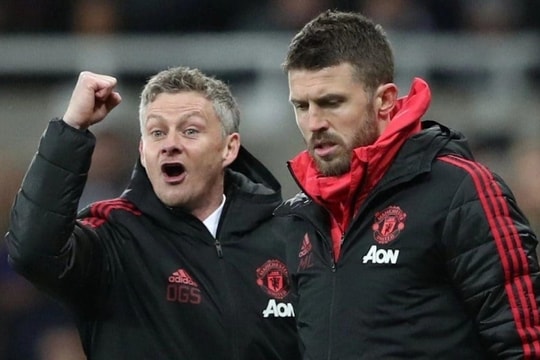 MU tìm người thay Amorim: Nội bộ chia rẽ giữa Carrick và Solskjaer, Mainoo lung lay tương lai
