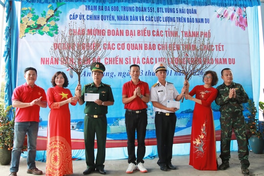 Bộ Tư lệnh Vùng 5 Hải quân tặng quà các lực lượng trên quần đảo Nam Du