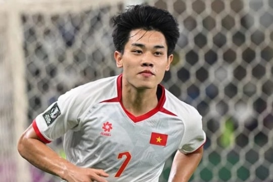 HLV Kim Sang-sik lập kỷ lục 14 trận thắng, Đình Bắc được ca ngợi là báu vật bóng đá Việt