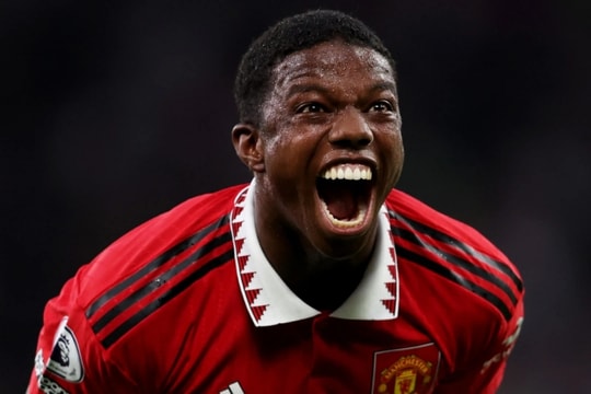 HLV Michael Carrick và quyết định về tương lai của Tyrell Malacia tại Manchester United