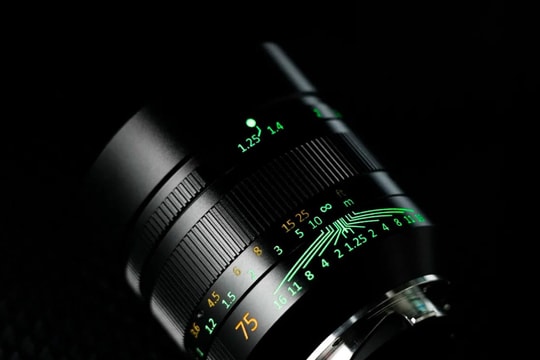 7Artisans 75mm f/1.25 II: Ống kính chân dung giá rẻ thách thức huyền thoại Leica