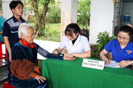 Chung tay chăm lo sức khỏe nhân dân