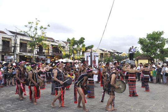 Cơ hội để cồng chiêng xuống phố
