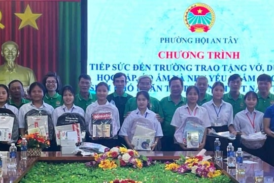 Tặng 100 suất quà cho người dân khó khăn xã Trà Vân