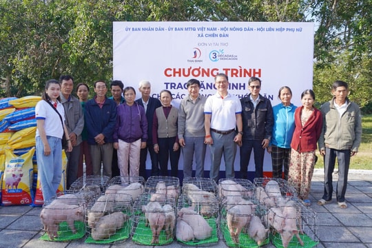 Trao tặng sinh kế cho hộ nghèo bị ảnh hưởng bởi thiên tai