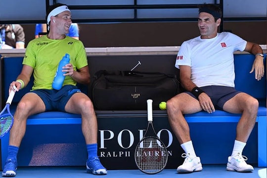 Roger Federer tái xuất gây sốt tại Australian Open: Đẳng cấp 44 tuổi đánh bại sao hạng 13 thế giới