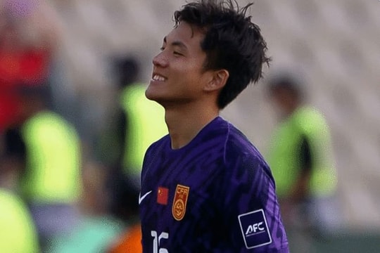 Thủ môn Li Hao dùng 'màn kịch' chai nước đưa U23 Trung Quốc vào bán kết