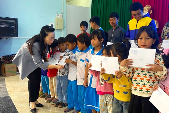 Chăm lo cho học sinh vùng cao có hoàn cảnh khó khăn