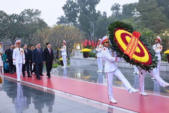 Các đại biểu dự Đại hội XIV vào Lăng viếng Chủ tịch Hồ Chí Minh, đặt hoa tại Đài tưởng niệm các Anh hùng liệt sĩ