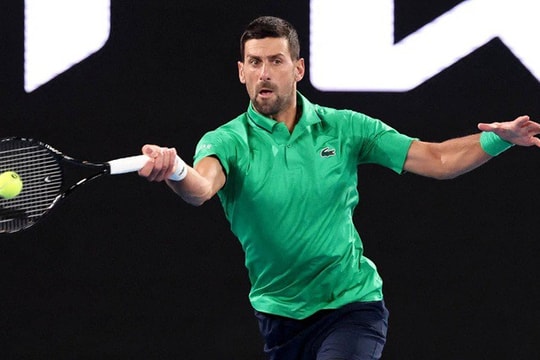 Novak Djokovic chạm mốc 100 chiến thắng tại Australian Open sau trận thắng Martinez
