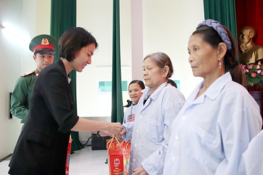 Trao tặng quà cho bệnh nhân thuộc gia đình chính sách, hộ nghèo, người dân tộc thiểu số xã Trà Tân