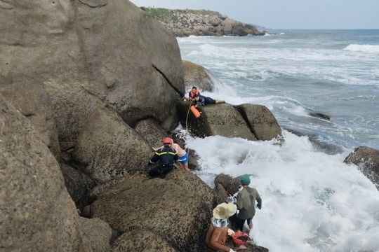 Đắk Lắk: Giải cứu thành công 2 du khách nước ngoài mắc kẹt trong hốc đá tại bãi Tiên