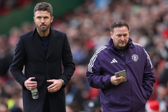 Michael Carrick tính dùng Mazraoui thay Dalot làm quân bài tẩy trước Arsenal