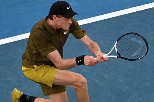 Jannik Sinner thắng áp đảo tại vòng 1 Australian Open sau khi Gaston bỏ cuộc