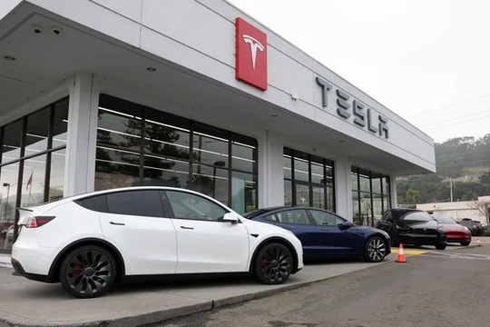 Tesla Model Y bay vọt lên không trung sau cú va chạm mạnh tại Trung Quốc