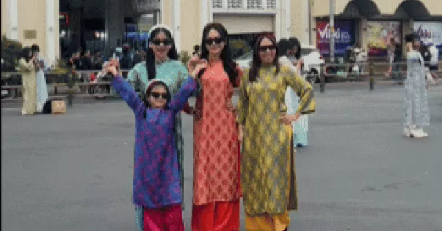 Chợ Bến Thành rộn ràng không khí Tết: Du khách vượt hàng trăm km đến chụp ảnh