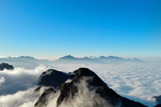 Ngũ Chỉ Sơn: Chinh phục "bàn tay khổng lồ" và săn biển mây kỳ ảo tại Lào Cai