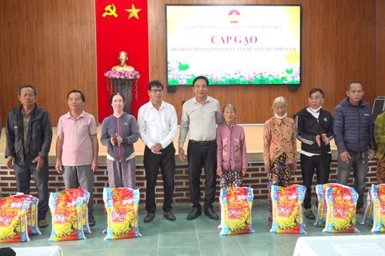 Ủy ban MTTQ Việt Nam xã Thăng Điền trao 5 tấn gạo cho người dân