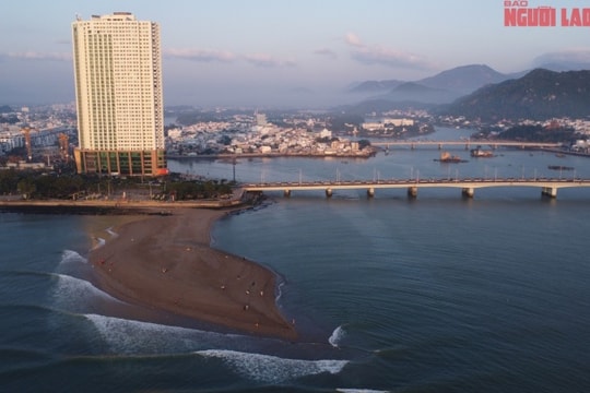 Nha Trang: Xuất hiện cồn cát khổng lồ dài hơn 100m tại cửa biển