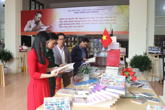 Trưng bày tài nguyên thông tin chào mừng Đại hội đại biểu toàn quốc lần thứ XIV của Đảng