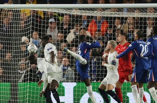 Moises Caicedo tỏa sáng đưa Chelsea vào top 8 Champions League sau trận thắng Pafos