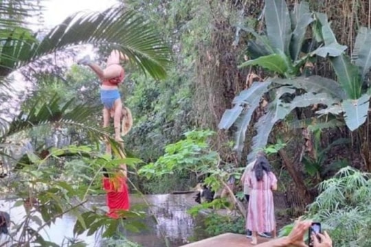 Chùa Wat Pha Lat ở Chiang Mai cảnh báo đóng cửa vì du khách mặc hở hang và tập yoga