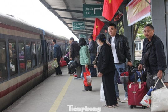 Tàu Tết Bính Ngọ 2026: Tăng hàng chục chuyến phục vụ cao điểm du xuân Sa Pa và miền Trung