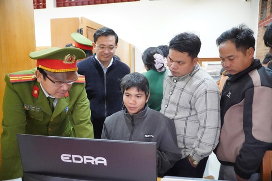 Đưa dịch vụ công trực tuyến đến gần người dân