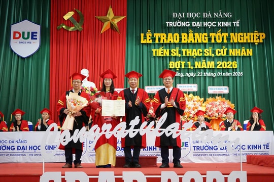 Trường Đại học Kinh tế trao bằng tốt nghiệp cho 450 tiến sĩ, thạc sĩ và cử nhân