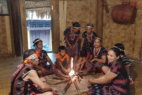 Mùa tặng củi của người Cơ Tu