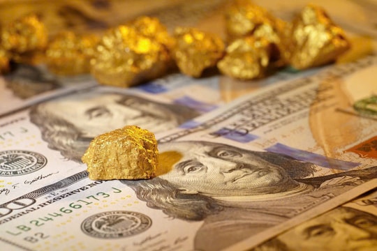 Giá vàng hôm nay 23/1: Vàng thế giới vượt 4.900 USD, trong nước giảm 1,2 triệu đồng