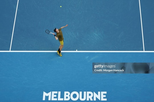 Jannik Sinner thị uy sức mạnh tại Australian Open, ca ngợi "vũ khí" của Carlos Alcaraz
