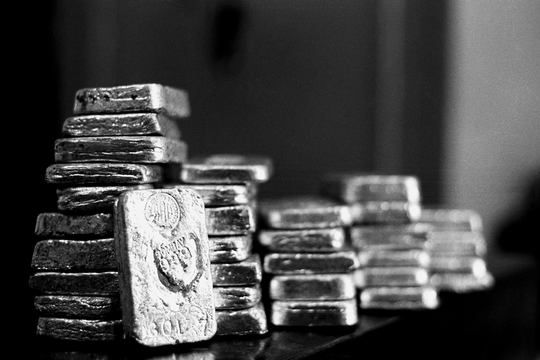 Giá bạc lập kỷ lục 96 USD/ounce, dầu thô WTI giảm mạnh về mức 59,36 USD