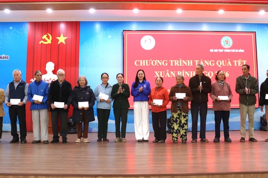 Trao 90 suất quà cho cựu Thanh niên xung phong có hoàn cảnh khó khăn