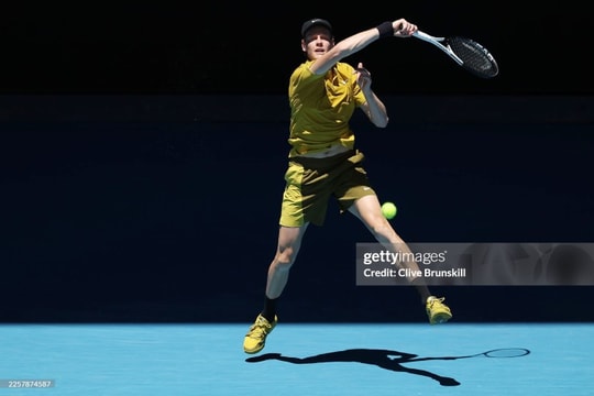 Jannik Sinner lội ngược dòng sau cú sốc set đầu tại vòng 3 Australian Open