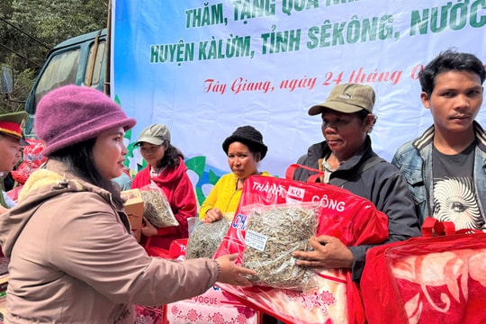 Xã Tây Giang thăm, tặng quà Tết đồng bào Cơ Tu tại tỉnh Sê Kông (Lào)