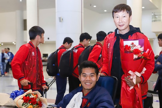 HLV Kim Sang Sik gây xúc động khi tự tay đẩy xe lăn cho học trò tại sân bay