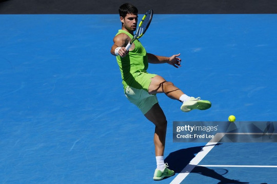 Carlos Alcaraz đánh bại Tommy Paul sau 3 set kịch tính tại Australian Open
