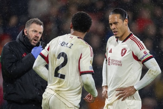 Liverpool trả giá đắt vì hàng thủ mỏng manh: Canh bạc mạo hiểm của Arne Slot đổ bể