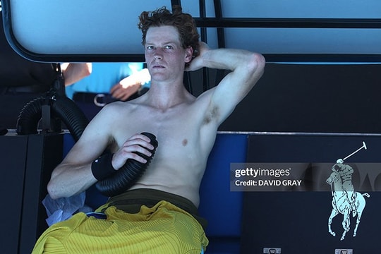 Jannik Sinner thoát hiểm ngoạn mục tại Australian Open giữa tranh cãi về luật nắng nóng 40°C