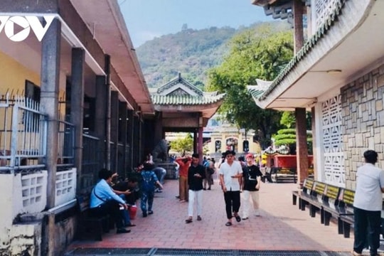 An Giang: Hành hương Miếu Bà Chúa Xứ Núi Sam dịp tạ lễ cuối năm