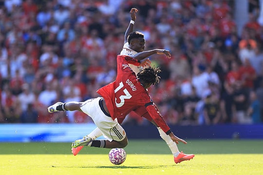 Chiến thuật vô hiệu hóa Bukayo Saka: Patrick Dorgu là quân bài tẩy của Michael Carrick