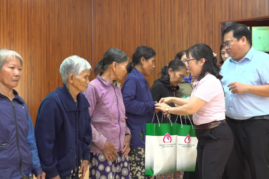 Ngân hàng chính sách xã hội thành phố trao 84 suất quà tết tại Thăng Điền