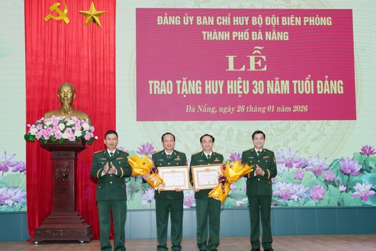 Bộ đội Biên phòng Đà Nẵng trao Huy hiệu 30 năm tuổi Đảng cho 2 đảng viên