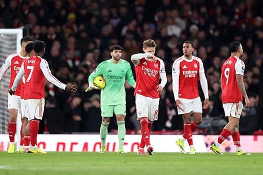 Arsenal thua Man Utd tại Emirates: Liều thuốc tỉnh người cho tham vọng vô địch
