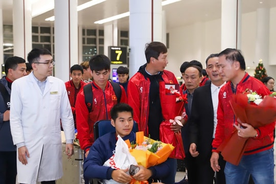 Trung vệ Nguyễn Hiểu Minh cân nhắc thời điểm phẫu thuật dây chằng gối