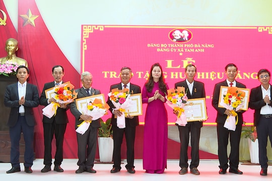 Xã Tam Anh trao Huy hiệu Đảng cho 5 đảng viên