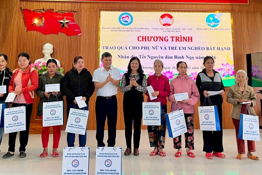 Trao nhiều suất quà Tết cho người dân xã Thượng Đức